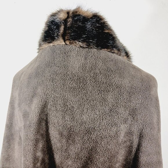 Parkhurst, One Size, Brown Fleece Cape With Faux Fur Collar, Has Inside Armholes - Picture 10 of 16